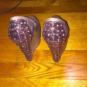 Betsy Johnson studded wedges 👌